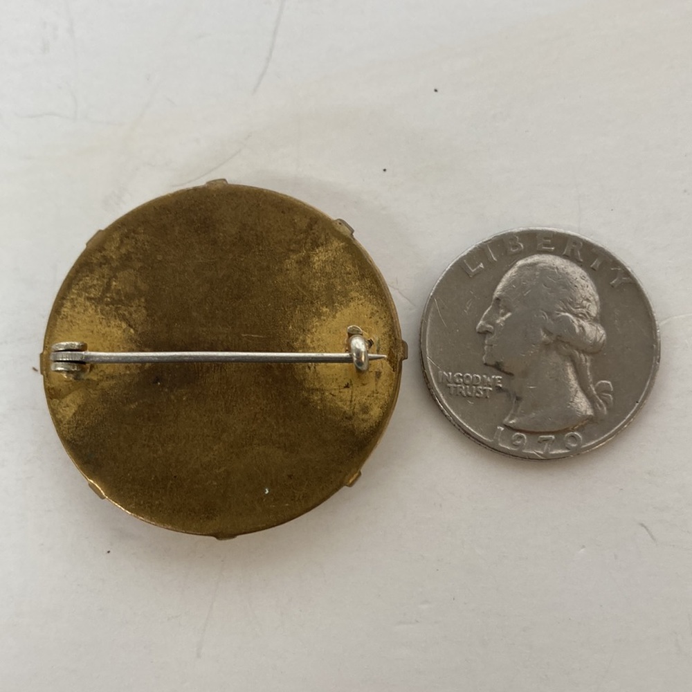 Z124- Vintage brooch with a gold colored decorative edges with a floral print. - Picture 3 of 3